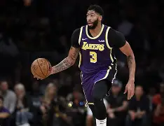 库里第四节连续投进4个三分球