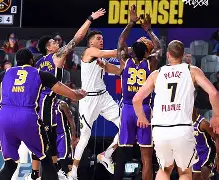 库里第四节连续投进4个三分球